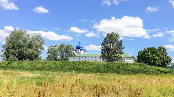 Vista del Kremlin de Suzdal desde el río Kamenka, Rusia, Suzdal — Foto de Stock