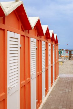 Plajda, Ýtalya, Riccione turuncu plaj kabinleri