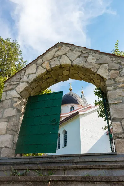 Puerta de la Iglesia de la Trinidad, Rusia, Polenovo — Foto de Stock