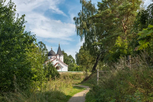 A Szentháromság-templom útja a Bekhovo villag-ban — Stock Fotó