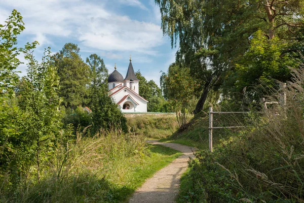 Der Weg zur Kirche der Heiligen Dreifaltigkeit im Dorf Bekhovo — Stockfoto
