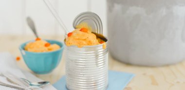 Yumurtalı sağlıklı ve taze süt ve mutfak bardağında dilimlenmiş portakal.