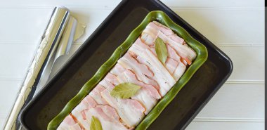 Kızarmış sebzeli ızgara somon bifteği, beyaz tabakta.