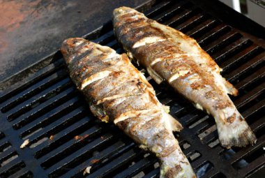 Kavrulmuş et ve ızgarada şiş kebap. Sıcak bir yaz ateşinin üstünde.