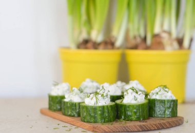 Kaptaki güzel pembe ve beyaz nergis çiçekleri, evin için mükemmel bir bahar süsü.