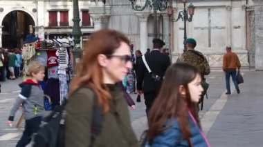 Venice, İtalya - 12 Nisan 2017: Avrupa'nın terörle mücadele. Polis ve askeri üniformalı devriye bir meydanda Venedik - Hd Video