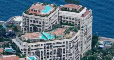 Fontvieille, Monako - 18 Mayıs 2018: Fontvieille District, Monako, Fransız Rivierası, Avrupa - Dci 4 k çözünürlüklü Prensliği bulunan çatı havuzu ile lüks dairelerin havadan görünümü