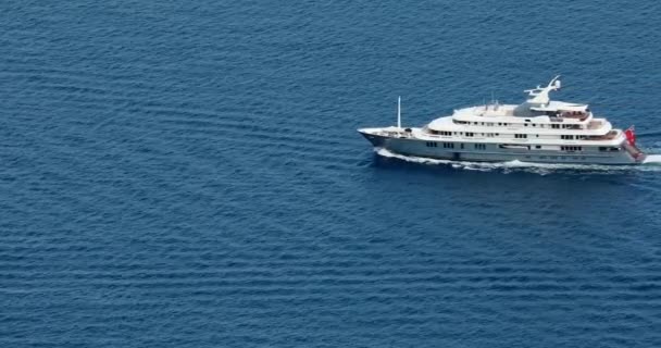 Fontvieille 摩纳哥 2018年5月18日 一艘大型豪华游艇 Boadicea 的鸟瞰在地中海 在盖帽之间和摩纳哥之间 法国里维埃拉 协会4K — 图库视频影像