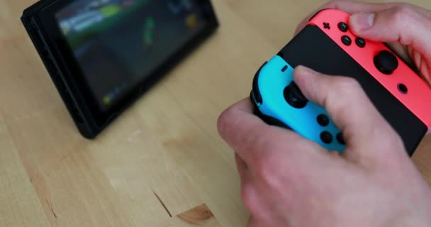 París Francia Mayo 2018 Primer Plano Joven Jugando Juego Nintendo — Vídeo de stock