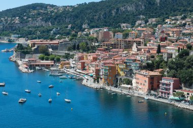 Villefranche-sur-Mer, Fransa-20 Mayıs 2018: Fransız Riviera, Alpes-Maritimes, Fransa, Europ Villefranche-Sur-Mer liman ile ünlü bir köy güzel havadan görünümü