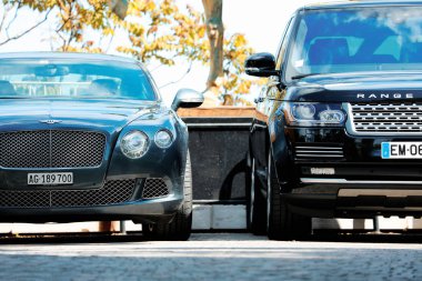 Eze, Fransa - 17 Mayıs 2018: İki lüks İngiliz otomobil (Bentley Continental ve Range Rover) Eze 5 yıldızlı bir otelin bir park yerinde sıralanır. Alpes-Maritimes bölümü güneydoğu Fransa'da komün