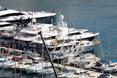 Monte-Carlo, Monaco-7 Haziran 2018: Birçok lüks yat ve tekne demirlemiş liman Hercule. French Riviera, Monako Prensliği