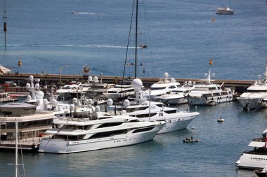Monte-Carlo, Monaco-7 Haziran 2018: Birçok lüks yat ve tekne demirlemiş liman Hercule. French Riviera, Monako Prensliği