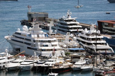 Monte-Carlo, Monaco-7 Haziran 2018: Birçok lüks yat ve tekne demirlemiş liman Hercule. French Riviera, Monako Prensliği