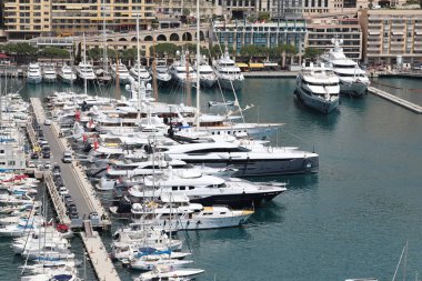 Monte-Carlo, Monaco-7 Haziran 2018: bağlantı noktası Hercule, binalar ve gökdelenler içinde belgili tanımlık geçmiş mimarisini, demirlemiş birçok lüks yatlar. French Riviera, Monako Prensliği