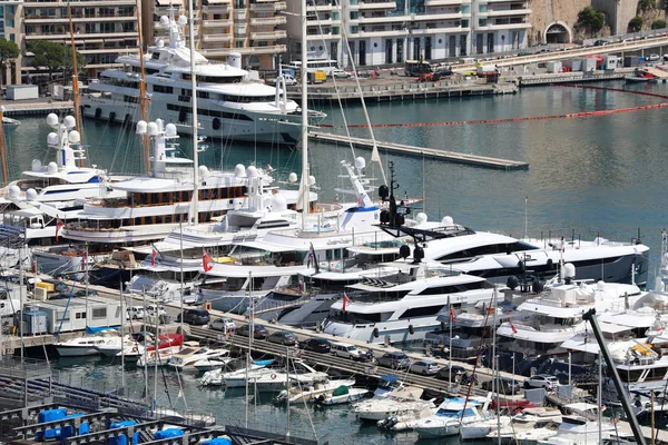 Monte-Carlo, Monaco-7 Haziran 2018: Birçok lüks yat ve tekne demirlemiş liman Hercule. French Riviera, Monako Prensliği