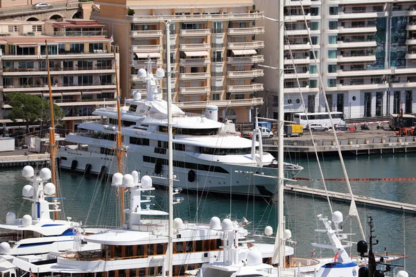 Monte-Carlo, Monaco-7 Haziran 2018: Birçok lüks yat ve tekne demirlemiş liman Hercule. French Riviera, Monako Prensliği