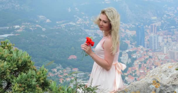 Retrato Bela Jovem Loira Lindo Vestido Rosa Com Vento Soprando — Vídeo de Stock