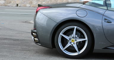 Beaulieu-sur-Mer, Fransa-9 Haziran 2018: güzel gri Ferrari California 4.3 V8 Beaulieu-sur-Mer Fransız Riviera, Alpes-Maritimes, Fransa, Avrupa - 4 k Video üzerinde sokakta park 460 Supercar (alaşım jant yan görünümü)