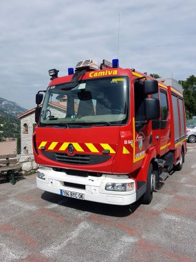 La Turbie, Fransa - 11 Haziran 2018: Kırmızı Fransız yangın kamyon Renault Fransız Riviera, Alpes-Maritimes, Fransa, Avrupa konusunda itfaiye binası önünde park etmiş
