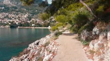 POV Shot, yürüyüş üzerinde yol tarafından Akdeniz'de Roquebrune-Cap-Martin Cote d'Azur, Fransa, Avrupa - 4k Video