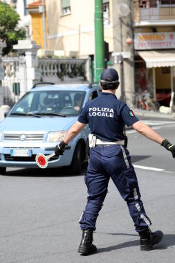 San Remo, İtalya - 10 Haziran 2018: İtalyan polis (polise yerel ayarı) üniformalı şehir merkezi San Remo, Liguria, İtalya için trafik denetleme