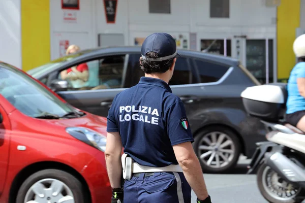 San Remo, İtalya - 10 Haziran 2018: İtalyan polis (polise yerel ayarı) üniformalı şehir merkezi San Remo, Liguria, İtalya için trafik denetleme