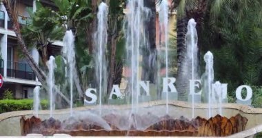San Remo hoş geldiniz işareti kamu çeşme İtalya, Imperia, Liguria - 4 k Video