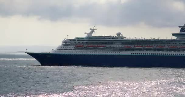 法国滨海自由城 2018年5月20日 大型邮轮主权 Pullmantur 横跨地中海滨海自由城海湾在法国利维拉 — 图库视频影像