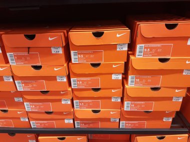 Villefontaine, Fransa - 29 Haziran 2018: Nike Outlet Mağazası karmaşık Isere, Fransa, Avrupa'nın alışveriş köyü çıkışı, bir raf üzerinde yığılmış kutular turuncu Nike Ayakkabı