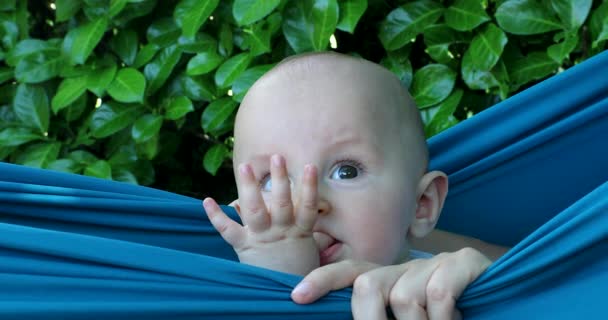 Adorable Lindo Bebé Niño Que Relaja Hamaca Lindo Siete Meses — Vídeo de stock