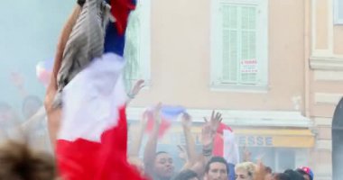 Menton, Fransa - Temmuz 15, 2018: 2018 FIFA Dünya Kupası Rusya: Fransa destekçileri Dünya Kupası ile Hırvatistan - Dci 4 k çözünürlük üzerinde 4-2 zafer kazandıktan sonra Menton içinde kutlamak