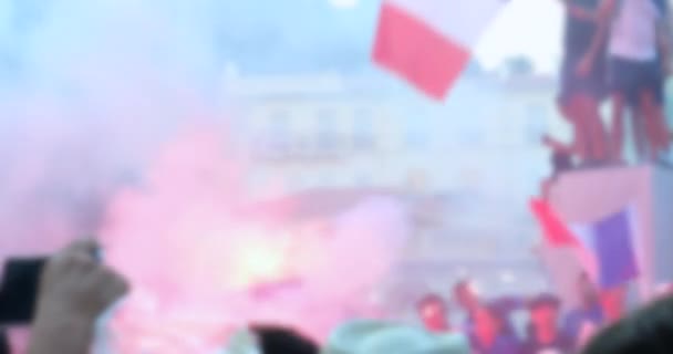 三色旗をフランスの支持者の群衆の背景をぼかした写真はワールド カップ Dci 解像度に勝った後祝う通りで — ストック動画