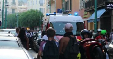  Menton, Fransa - 15 Temmuz 2018: Kırmızı Fransız itfaiyeci kamyon (Renault Master III), ilk kurtarma Van sokakta park edilmiş. Fransa Rusya - Dci 4 k çözünürlüklü 2018 Dünya Kupası kazandıktan sonra itfaiye müdahale
