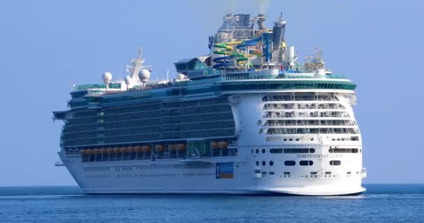法国滨海自由城 2018年7月19日 皇家加勒比海的时间的推移独立的海洋游船离开滨海自由城湾在法国的里维埃拉 Dci — 图库视频影像