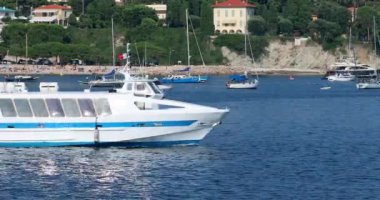 Villefranche-sur-Mer, Fransa-19 Temmuz 2018: Akdeniz Bay Villefranche-sur-Mer şehrindeki Fransa, Avrupa - Dci 4 k çözünürlüklü Fransız Rivierası'nda sakin su üzerinde ekran geçiş kıyı tekne turu