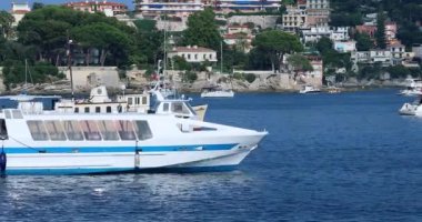 Villefranche-sur-Mer, Fransa-19 Temmuz 2018: Akdeniz Bay Villefranche-sur-Mer şehrindeki Fransa, Avrupa - Dci 4 k çözünürlüklü Fransız Rivierası'nda sakin su üzerinde ekran geçiş kıyı tekne turu