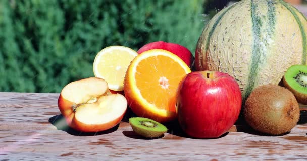 Agua Salpicando Sobre Frutas Frescas Múltiples Frutas Colores Manzana Naranja — Vídeos de Stock