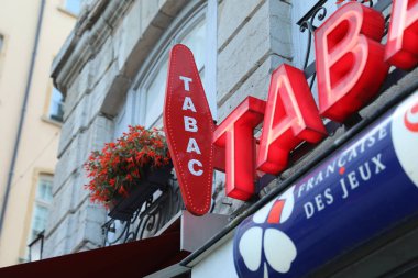 Albi, Fransa - 24 Temmuz 2018: Tabacconist mağaza, Fransa'da yukarıda Loto logolu Fransız kırmızı ve beyaz Tabac işaret tütün 