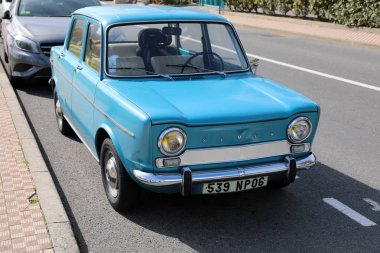 Menton, Fransa - 16 Mart 2018: Menton sokakta park edilmiş güzel Retro mavi araba Simca 1000 (önden görünüm). Güney Fransa