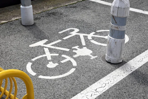 自転車駐車場のアスファルトの道路に描かれたシンボル — ストック写真