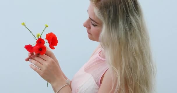 美丽的年轻金发女郎的肖像在华丽的粉红色礼服 看着花 风吹在她的头发 雾背景 Dci 分辨率 — 图库视频影像