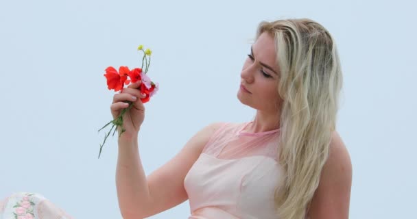 Porträtt Vacker Ung Blond Kvinna Vacker Rosa Klänning Tittar Blomma — Stockvideo
