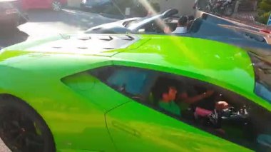Monte-Carlo, Monaco-21 Nisan 2018: Üç lüks Lamborghini Huracan Lp 610-4 Coupe (yeşil, siyah ve beyaz renk) Monte-Carlo, Monaco Fransız Riviera - 4 k Video, sokaklarında