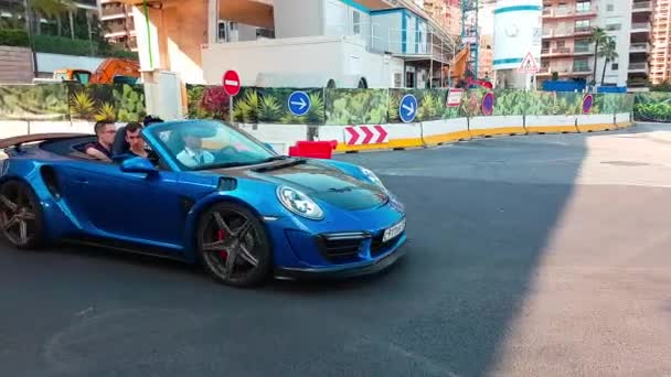 Monte Carlo Monaco April 2018 Vier Jonge Mannen Converteerbare Auto — Stockvideo