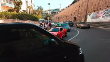Monte-Carlo, Monaco-21 Nisan 2018: Monte-Carlo, Monaco Fransız Riviera - 4 k Video, sokaklarında turuncu Jaguar F-tipi General Lee (Mm lüks özel kaplama)