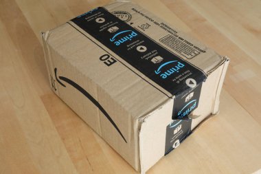 Roquebrune-Cap-Martin, Fransa, 5 Eylül 2018: Amazon paket kutu Amazon Prime, karton teslimat görünümü kapatın. Amazon Prime Amazon.com tarafından sunulan bir ücretli abonelik hizmetidir