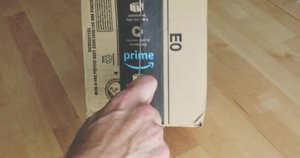 Paris Franța Septembrie 2018 Bărbatul Despachetează Cutia Carton Amazon Prime — Videoclip de stoc