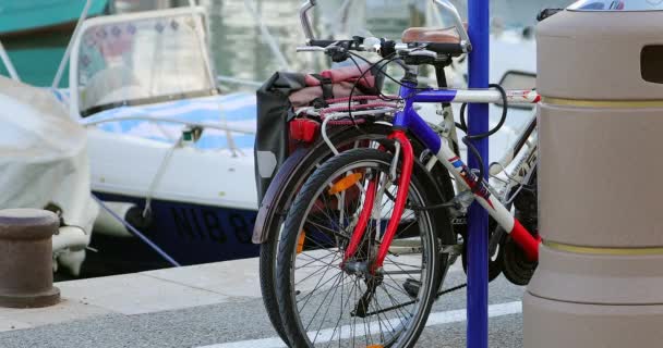 Menton Frankrijk September 2018 Twee Fietsen Gebonden Aan Street Stok — Stockvideo