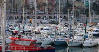 Menton, Fransa - 31 Mart 2018: Tekne kurtarma ekipleri denizde (Les Sauveteurs tr Mer Fransızca) liman, Menton Garavan üzerinde Fransa palamarla. Snsm bir Fransız gönüllü organizasyonu kurulan 1967 - Dci 4 k çözünürlüklü olan